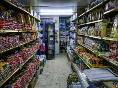 Due scaffali divisi da uno stretto corridoio ospitano pi� che altro pacchi di pasta...